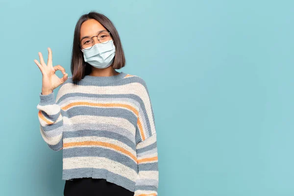 Joven Mujer Hispana Sintiéndose Feliz Relajada Satisfecha Mostrando Aprobación Con —  Fotos de Stock