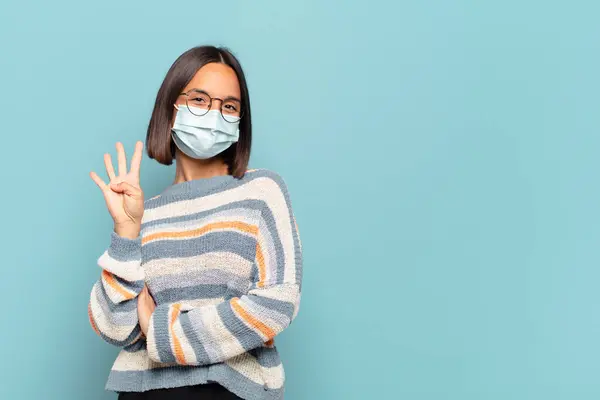 Giovane Donna Ispanica Sorridente Dall Aspetto Amichevole Mostrando Numero Quattro — Foto Stock