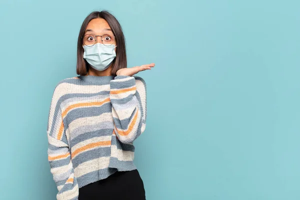 Giovane Donna Ispanica Guardando Sorpreso Scioccato Con Mascella Caduto Tenendo — Foto Stock