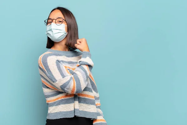 Giovane Donna Ispanica Sentirsi Felice Positivo Successo Motivato Fronte Una — Foto Stock