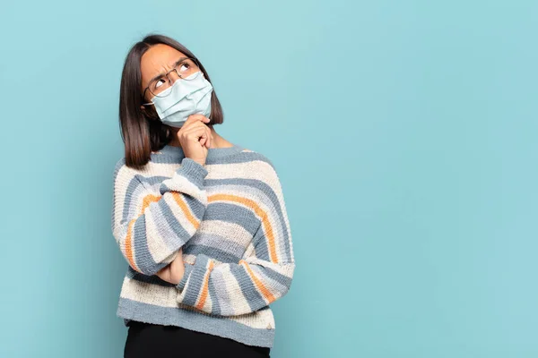 Giovane Donna Ispanica Pensando Sentendosi Dubbioso Confuso Con Diverse Opzioni — Foto Stock