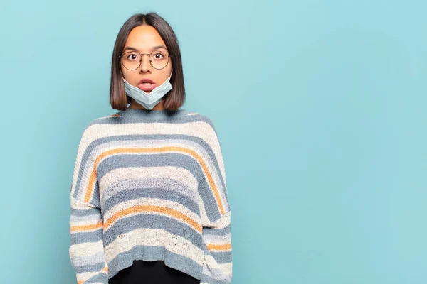 Mujer Hispana Joven Mirando Muy Sorprendido Sorprendido Mirando Con Boca — Foto de Stock