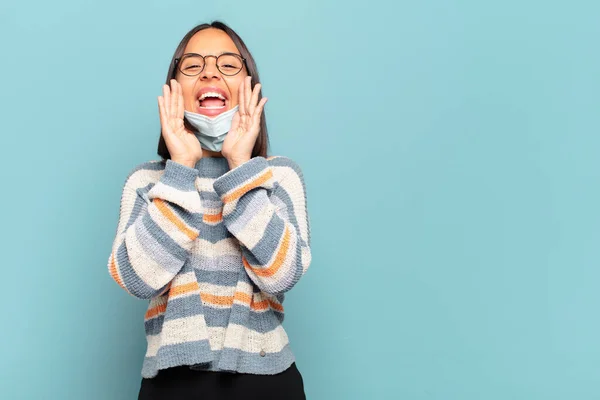 Joven Mujer Hispana Sintiéndose Feliz Emocionada Positiva Dando Gran Grito — Foto de Stock