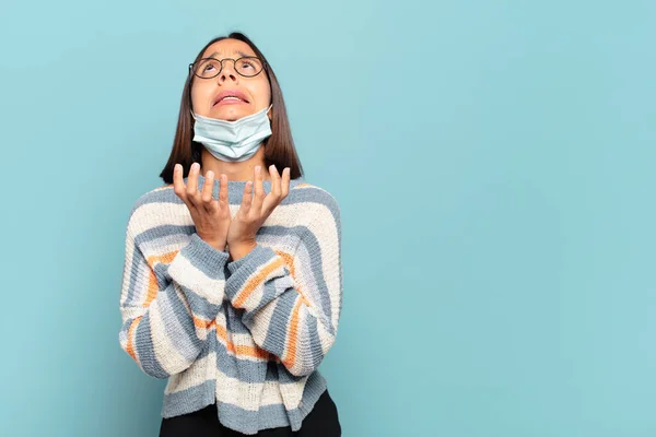 Giovane Donna Ispanica Dall Aspetto Disperato Frustrato Stressato Infelice Infastidito — Foto Stock