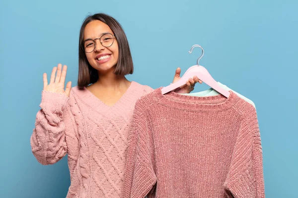 Ung Latinamerikansk Kvinna Ler Glatt Och Glatt Viftar Med Handen — Stockfoto