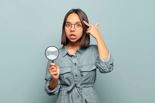 Junge Hispanische Frau Die Überrascht Mit Offenem Mund Und Schockiert — Stockfoto