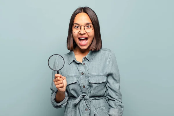 Junge Hispanische Frau Sieht Glücklich Und Angenehm Überrascht Aus Aufgeregt — Stockfoto