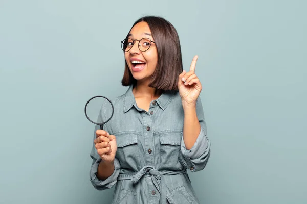 Junge Hispanische Frau Die Sich Wie Ein Glückliches Und Aufgeregtes — Stockfoto