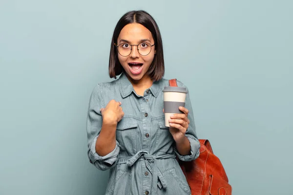 Joven Mujer Hispana Sintiéndose Feliz Sorprendida Orgullosa Señalándose Misma Con —  Fotos de Stock