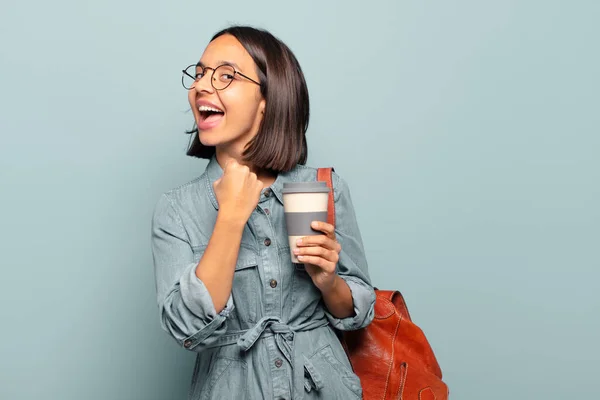 Joven Mujer Hispana Sintiéndose Feliz Positiva Exitosa Motivada Cuando Enfrenta —  Fotos de Stock