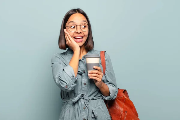 Joven Mujer Hispana Sintiéndose Feliz Emocionada Sorprendida Mirando Lado Con —  Fotos de Stock