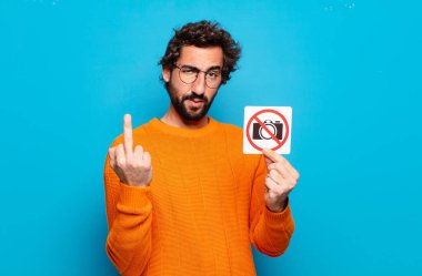 Genç sakallı adam fotoğraf çekmeyi yasakladı.