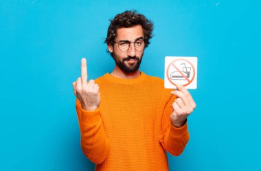 Genç sakallı adam yiyecek yasağını koydu.