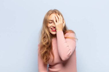 Sarışın kadın gülüyor ve alnına şaplak atıyor. Unuttum ya da aptalca bir hataydı. 