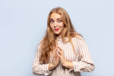 Sarışın kadın entrikalar ve komplolar kuruyor, hilekar hileler ve aldatmalar düşünüyor, kurnazlık ve ihanet