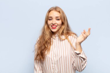 Sarışın bir kadın mutlu, şaşkın ve neşeli, pozitif bir tavırla gülümsüyor, bir çözüm ya da fikri fark ediyor.