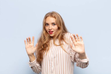 Sarışın kadın sersemlemiş ve korkmuş hissediyor. Korkutucu bir şeyden korkuyor. Elleri açık ve uzak dur diyor.