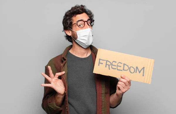 Νεαρός Γενειοφόρος Άνδρας Ιατρική Μάσκα Έννοια Της Ελευθερίας — Φωτογραφία Αρχείου