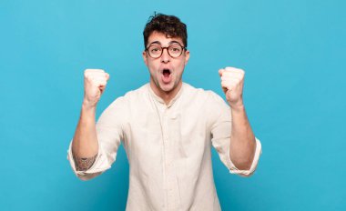 Genç adam inanılmaz bir başarıyı kutluyor. Kazanan gibi. Heyecanlı ve mutlu görünüyor.!