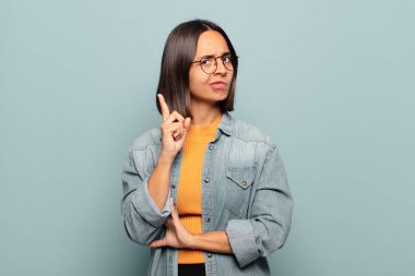 Genç İspanyol kadın, harika bir fikri fark ettikten sonra parmağını havaya kaldırıp 