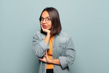 Genç İspanyol kadın şok olmuş ve ağzı açık halde yüz yüze inanamamaktan şaşkına dönmüş durumda.