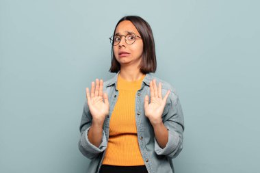 Genç İspanyol kadın sersemlemiş ve korkmuş hissediyor. Korkutucu bir şeyden korkuyor. Elleri açık ve uzak durun diyor.