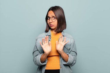 Genç İspanyol kadın korku ve panik içinde geri çekilip çığlık atıyor ve bir kabusa tepki veriyor.