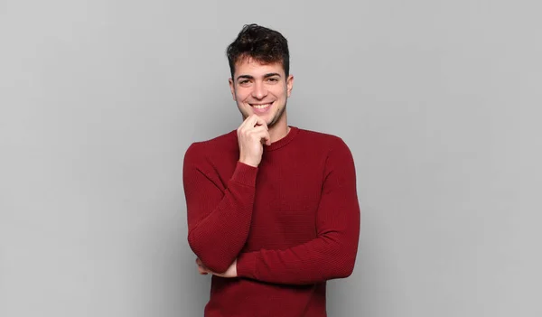 Jovem Que Parece Feliz Sorrindo Com Mão Queixo Perguntando Fazer — Fotografia de Stock