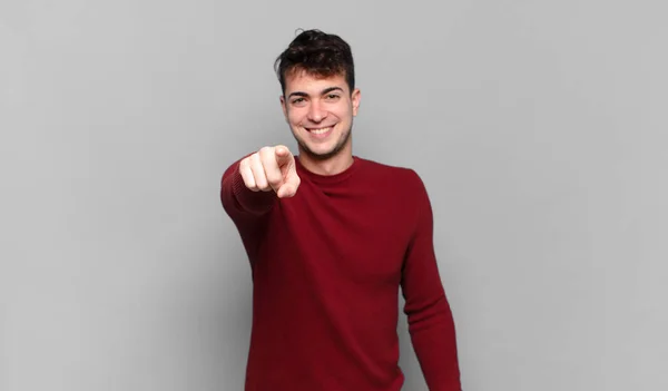 Jeune Homme Pointant Vers Caméra Avec Sourire Satisfait Confiant Amical — Photo
