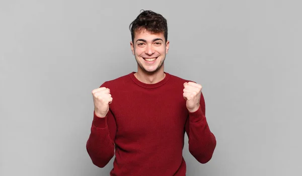 Молодой Человек Чувствует Себя Шокированным Взволнованным Счастливым Смеясь Празднуя Успех — стоковое фото