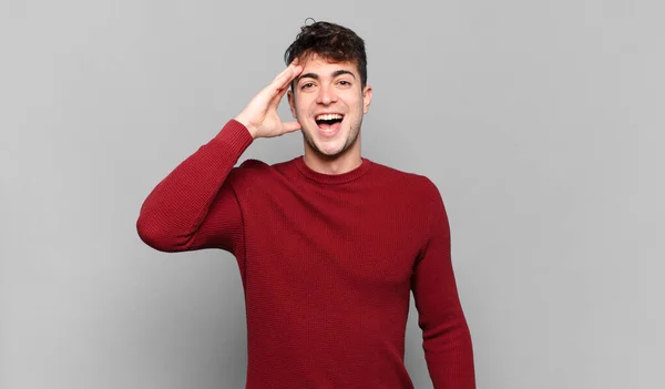 Genç Adam Mutlu Şaşkın Şaşırmış Görünüyor Gülümsüyor Inanılmaz Inanılmaz Iyi — Stok fotoğraf