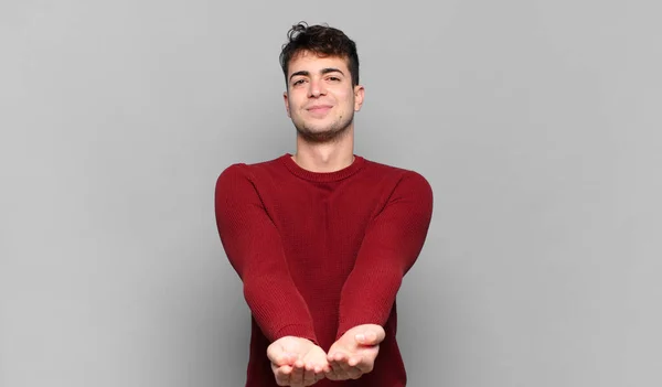 Giovane Uomo Sorridente Felicemente Con Amichevole Fiducioso Sguardo Positivo Offrendo — Foto Stock