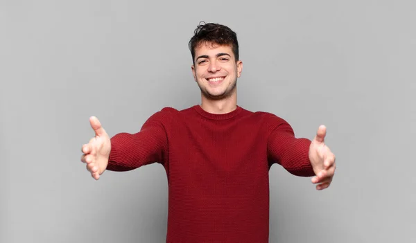 Joven Sonriendo Alegremente Dando Cálido Amistoso Cariñoso Abrazo Bienvenida Sintiéndose — Foto de Stock