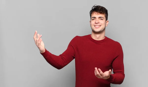 Jovem Sorrindo Orgulhoso Confiante Sentindo Feliz Satisfeito Mostrando Conceito Sobre — Fotografia de Stock