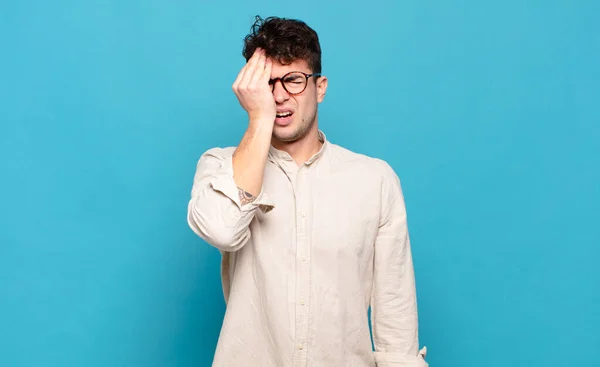 Joven Que Parece Somnoliento Aburrido Bostezando Con Dolor Cabeza Una —  Fotos de Stock