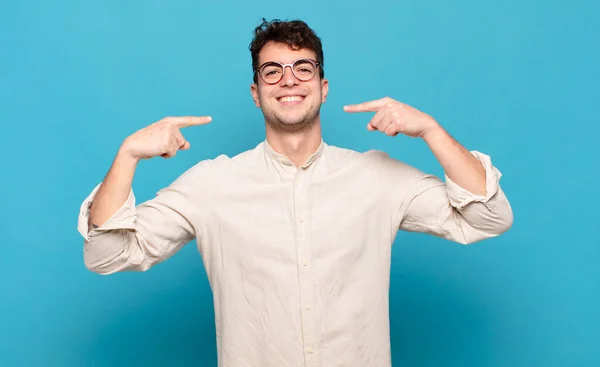 Joven Sonriendo Con Confianza Señalando Propia Amplia Sonrisa Actitud Positiva —  Fotos de Stock