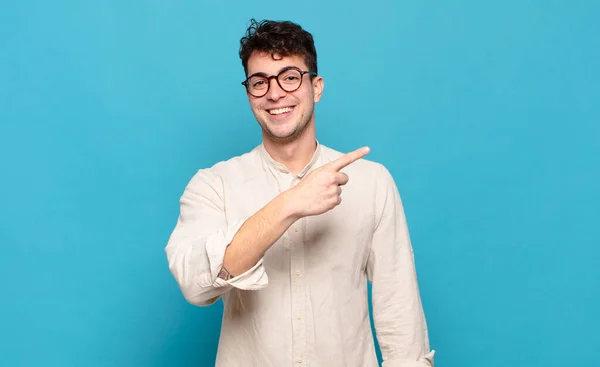 Joven Mirando Emocionado Sorprendido Apuntando Hacia Lado Hacia Arriba Para — Foto de Stock