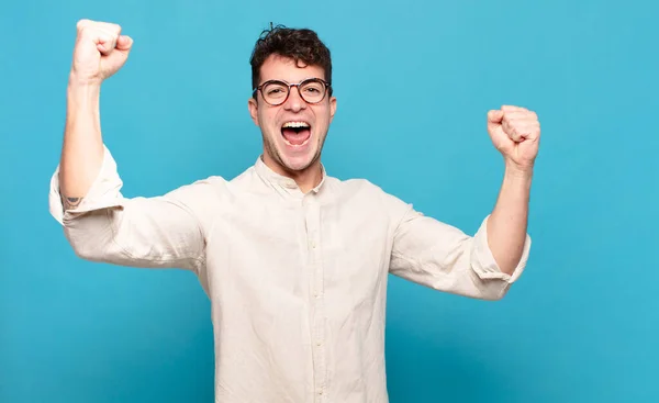 Joven Gritando Triunfalmente Pareciendo Emocionado Feliz Sorprendido Ganador Celebrando —  Fotos de Stock