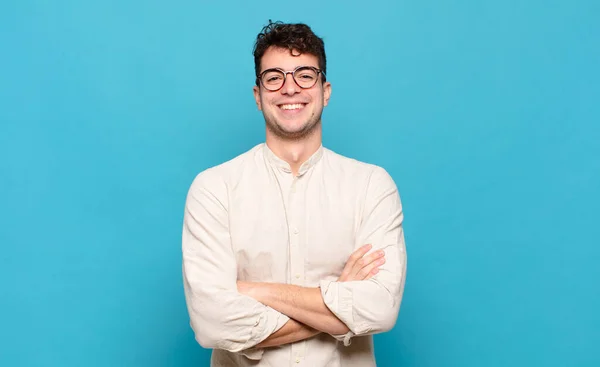 Jonge Man Zoek Als Een Gelukkige Trotse Tevreden Strever Glimlachend — Stockfoto