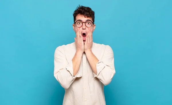 Jeune Homme Sentant Choqué Effrayé Air Terrifié Avec Bouche Ouverte — Photo