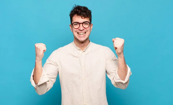 Jonge Man Zich Gelukkig Voelen Verrast Trots Schreeuwen Vieren Succes — Stockfoto