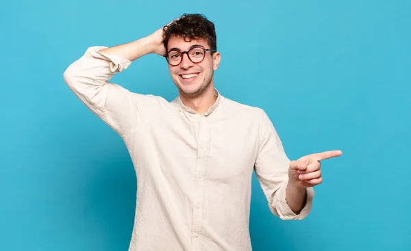 Genç Adam Gülüyor Mutlu Pozitif Şaşırmış Görünüyor Yan Fotokopi Alanını — Stok fotoğraf