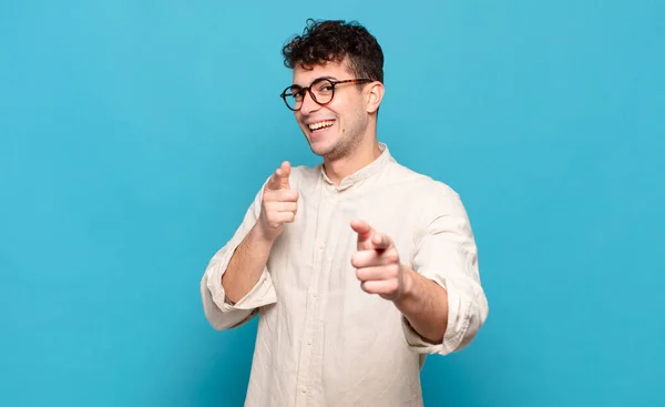 Jovem Sorrindo Com Uma Atitude Positiva Bem Sucedida Feliz Apontando — Fotografia de Stock