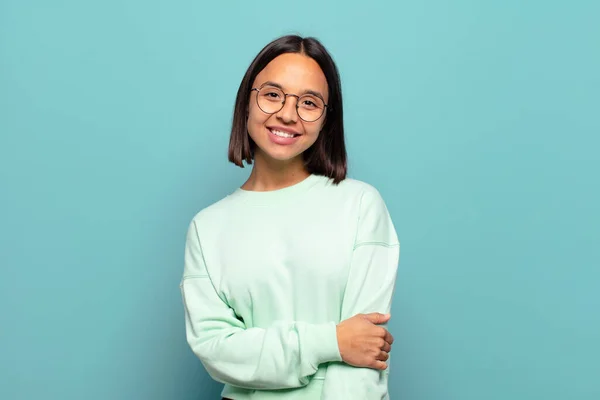 Jonge Spaanse Vrouw Die Verlegen Vrolijk Lacht Met Een Vriendelijke — Stockfoto