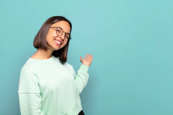 Joven Hispana Sintiéndose Feliz Alegre Sonriendo Acogiéndote Invitándote Con Gesto — Foto de Stock