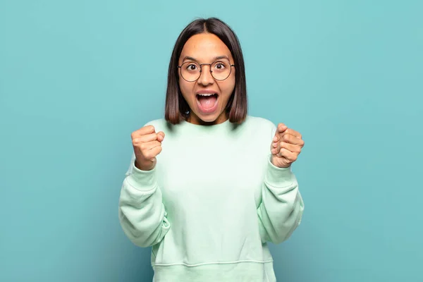 Jovem Hispânica Sentindo Chocado Animado Feliz Rindo Celebrando Sucesso Dizendo — Fotografia de Stock