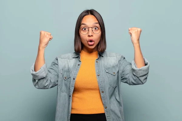 Jonge Spaanse Vrouw Vieren Een Ongelooflijk Succes Als Een Winnaar — Stockfoto