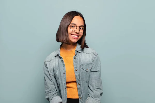 Jonge Spaanse Vrouw Met Een Grote Vriendelijke Zorgeloze Glimlach Zoek — Stockfoto