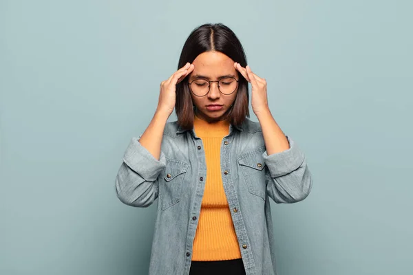 Giovane Donna Ispanica Dall Aspetto Stressato Frustrato Che Lavora Sotto — Foto Stock