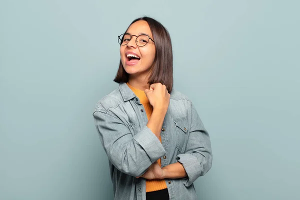 Joven Mujer Hispana Sintiéndose Feliz Positiva Exitosa Motivada Cuando Enfrenta —  Fotos de Stock